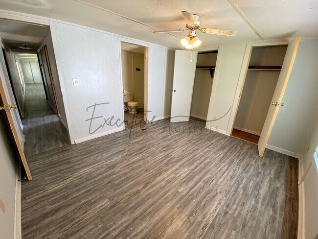 Building Photo - 307 N Kinney Ave