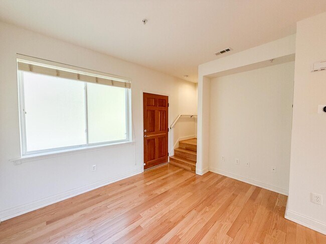 Building Photo - Albany Condo Features 2 Beds and 1.5 baths...