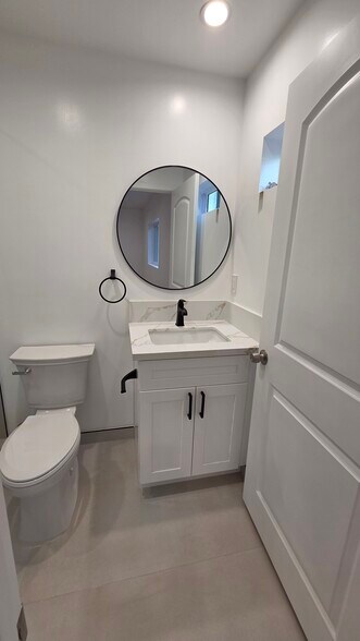 Building Photo - 805 W Glenoaks Blvd