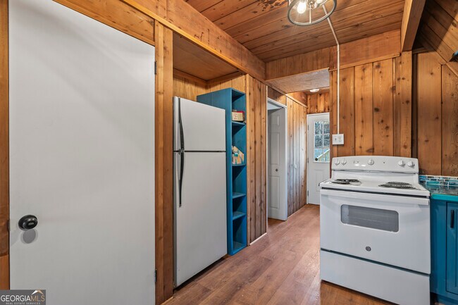 Building Photo - 290 Beaver Lodge Rd