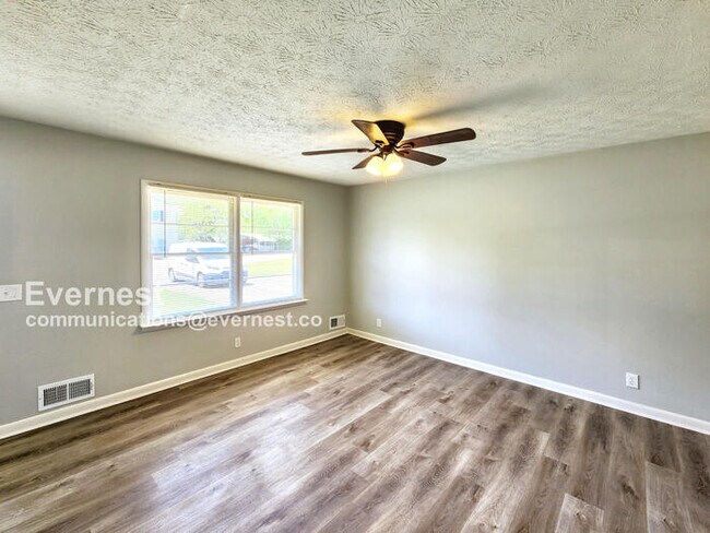 Building Photo - Lovely 3-Bedroom Home with Carport / Pet-F...
