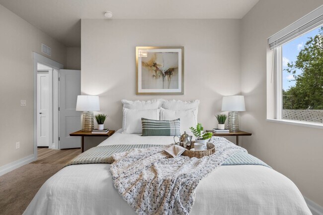 Building Photo - 2213 S Federal Way