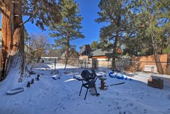 Building Photo - 2 Bedroom Lodge- Pet Friendly- Fenced Yard