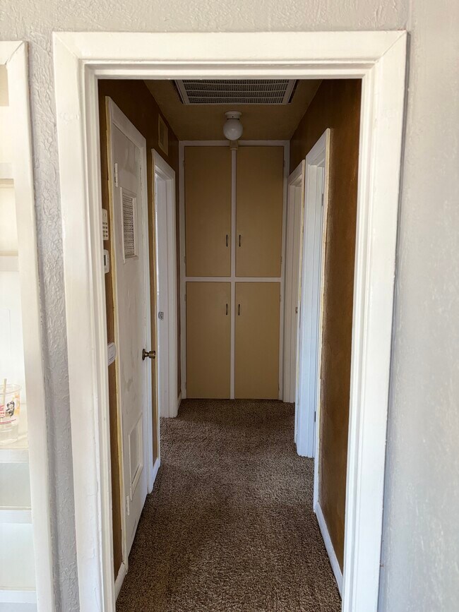 Building Photo - 303 N Western St