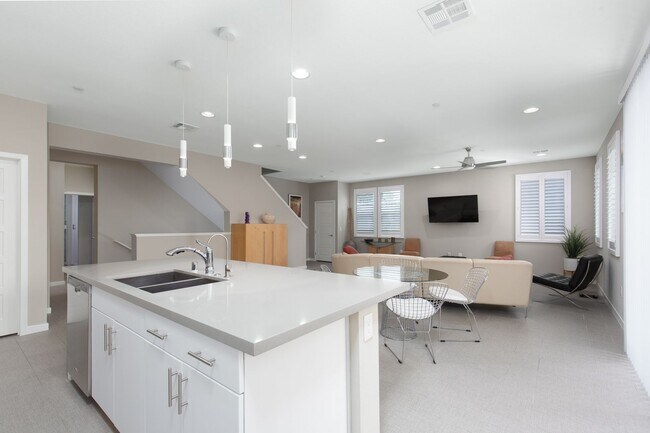 Building Photo - Fully furnished luxury townhome in Affinit...