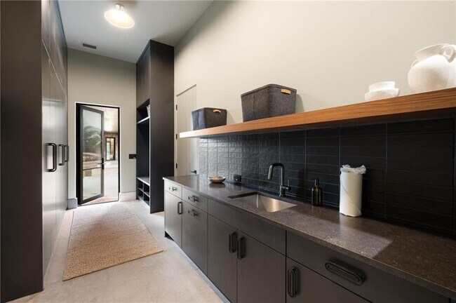 Building Photo - 725 Rocky Point Dr