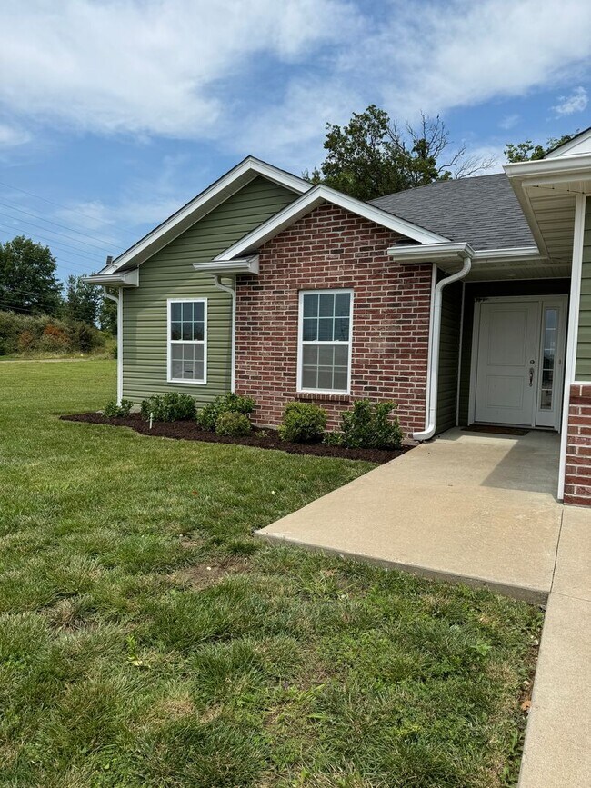 Building Photo - Charming Three Bedroom Home