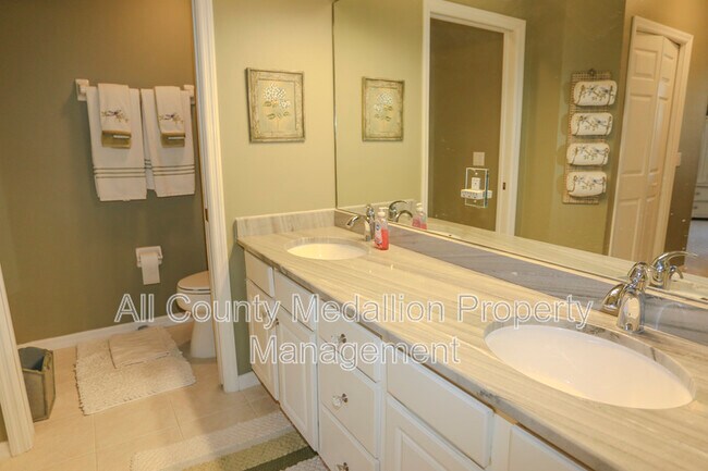 Building Photo - 2405 Harmony Ln