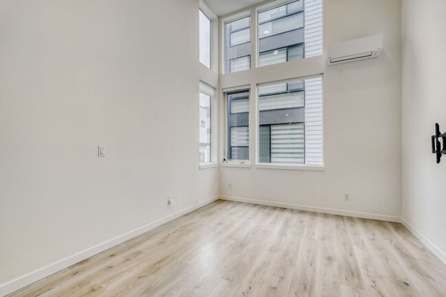 Building Photo - Stylish Seattle Home | 2 Bed, 2 Bath + A/C & Private Patio