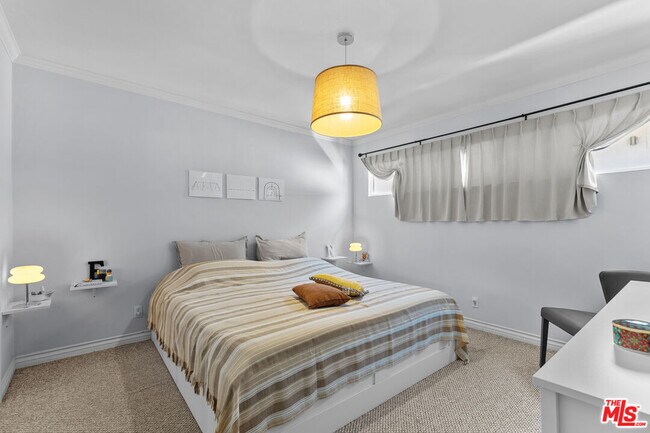 Building Photo - 332 Rexford Dr