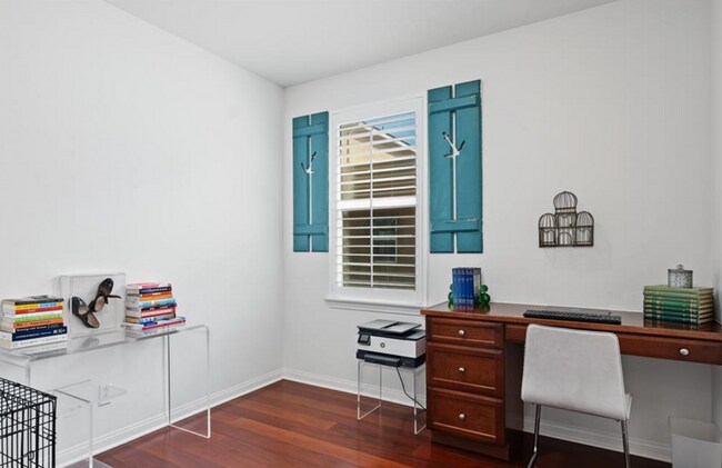 Building Photo - Light & Bright 2 Bedroom, 2 Bathroom Townhome