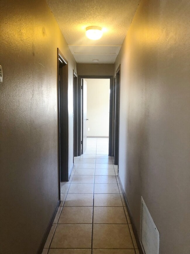 Building Photo - DELTONA LAKES CUTE STARTER HOME