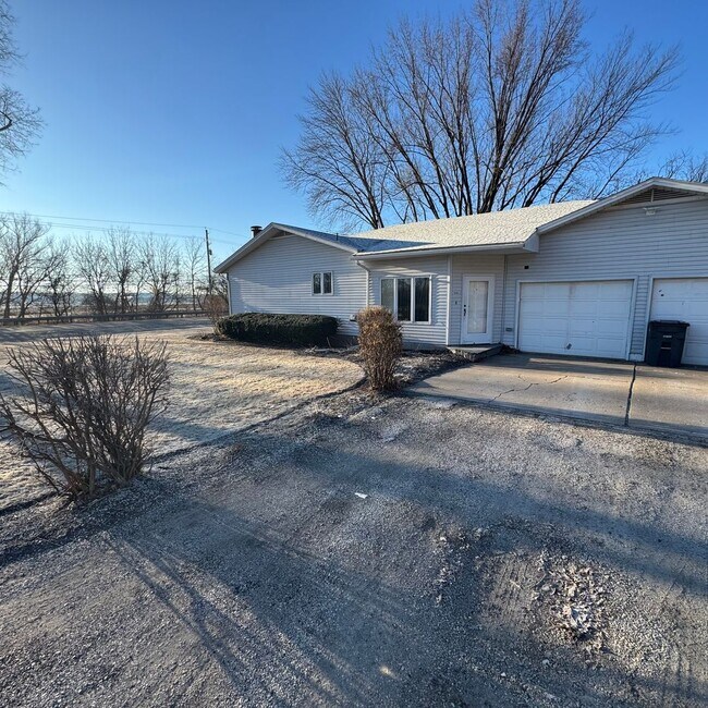 Building Photo - Spacious 3-Bedroom Home on Half-Acre Lot in Top-Rated Pleasant Valley School District!