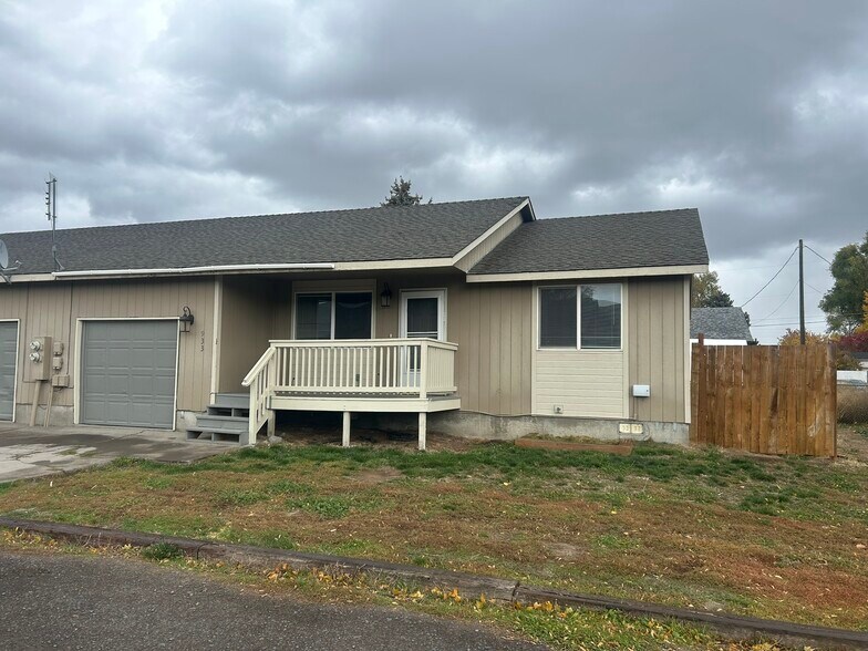 Building Photo - 933 NW Cains Rd