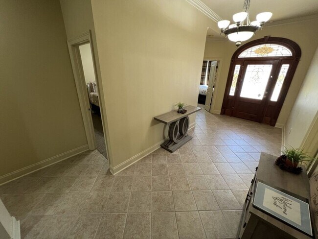 Building Photo - Beautifully Furnished 4-Bedroom Home in Za...