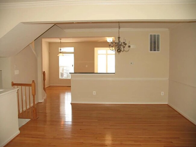 Building Photo - Beautiful townhome - 4BR, 2.5 Ba in a grea...