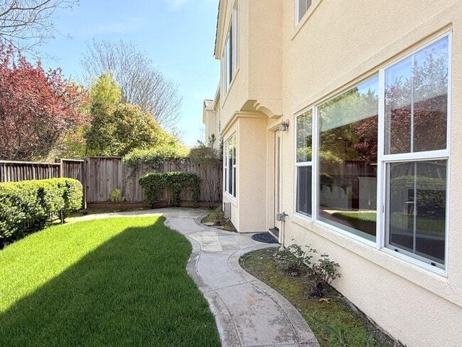 Building Photo - BEAUTIFUL BRIDGES END TOWNHSE, NEAR PARKS, GOLF COURSE, COYOTE CREEK ELEMENTARY !