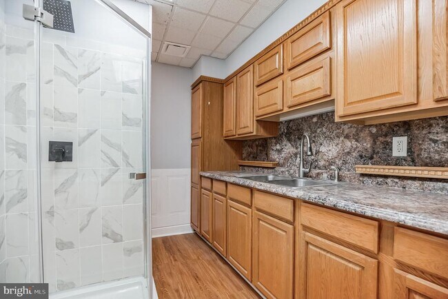 Building Photo - 117 Rochelle Ave