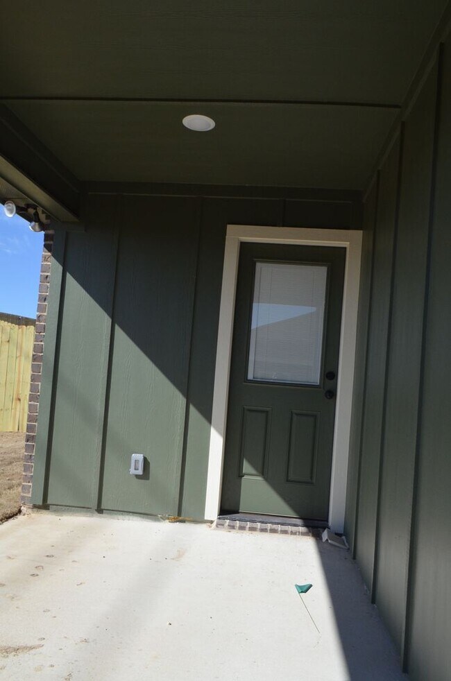 Building Photo - 1001 Cline Dr