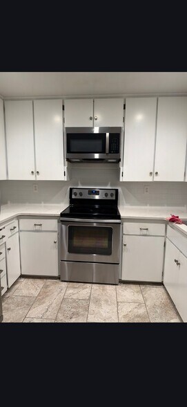 Building Photo - 512 E Ave