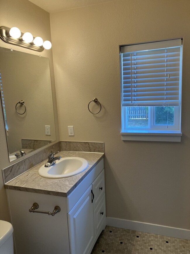 Building Photo - Single Level 3 bed 2 bed Home in Dallas, O...