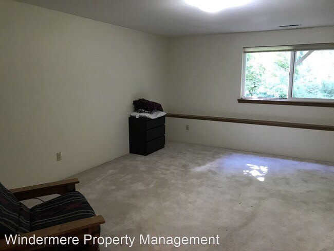 Building Photo - 3 br, 2.5 bath House - 2112 Birch Circle