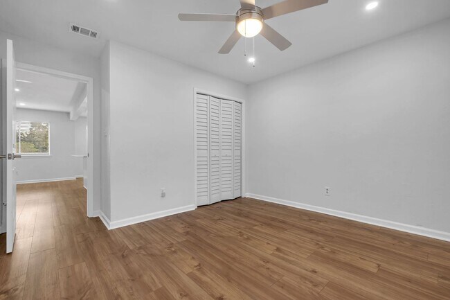 Building Photo - Completely renovated 2/1 on Golf Course!