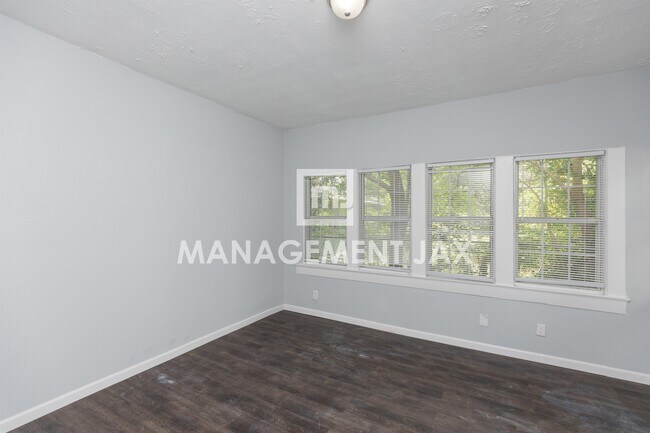 Building Photo - 350 W 25th St
