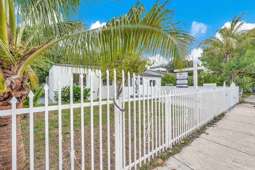 Building Photo - 250 NW 45th St