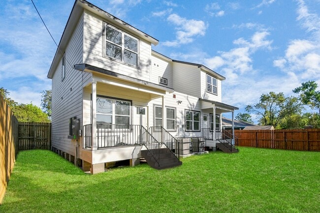 Building Photo - 10522 Sierra Dr