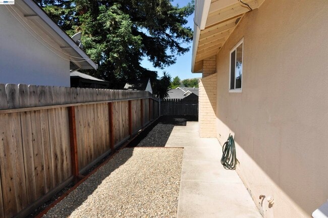 Building Photo - 9127 Tangerine St