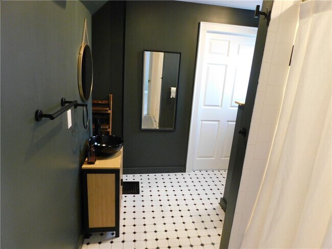 Building Photo - 321 N Main St