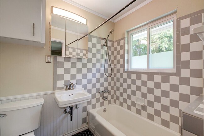 Building Photo - 900 Aurora Cir