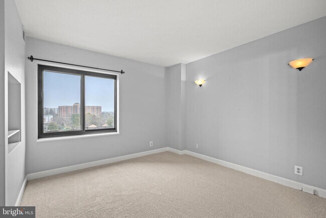 Building Photo - 307 Yoakum Pkwy