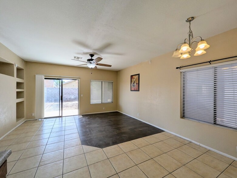 Building Photo - 8861 W Paradise Dr