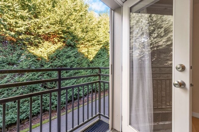 Building Photo - 929 SE Marion St