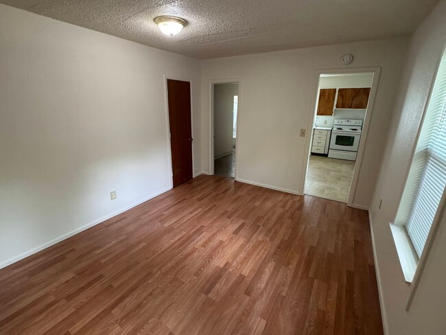 Building Photo - Studio Apartment in Downtown Eugene