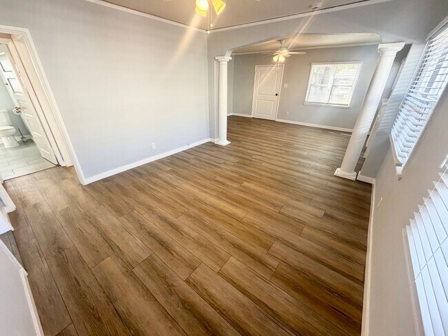 Building Photo - 2 bed 1 bath SFH near USC with gated parking