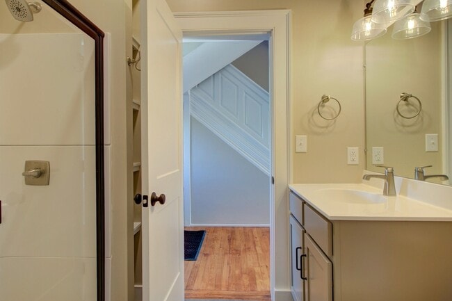 Building Photo - 796 Long Ln