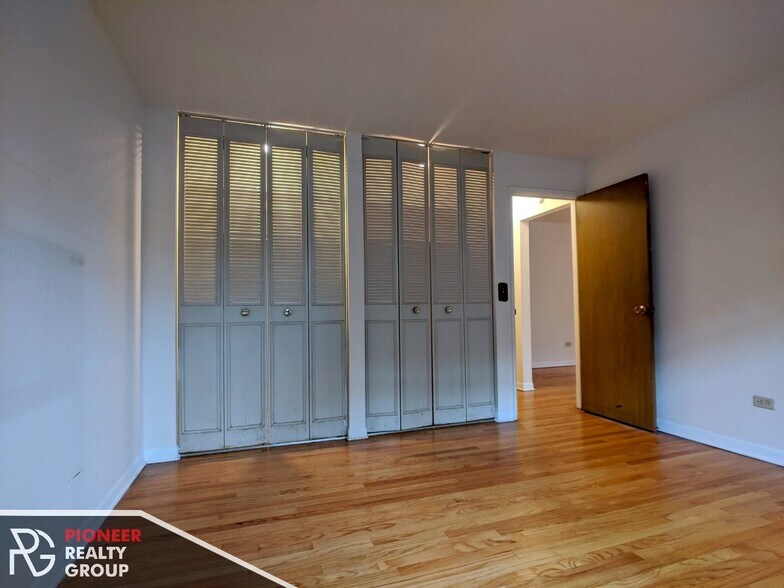 Building Photo - 502 W Briar Pl