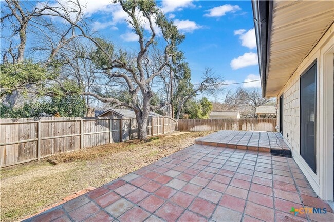 Building Photo - 513 Red River Rd