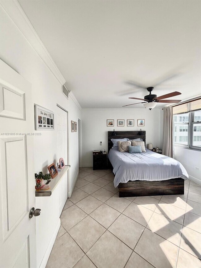 Building Photo - 999 Brickell Bay Dr