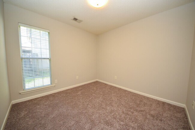 Building Photo - Great curb appeal home with 3 beds and 2 b...