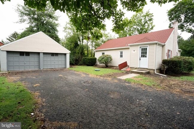 Building Photo - 912 Hilltown Pike