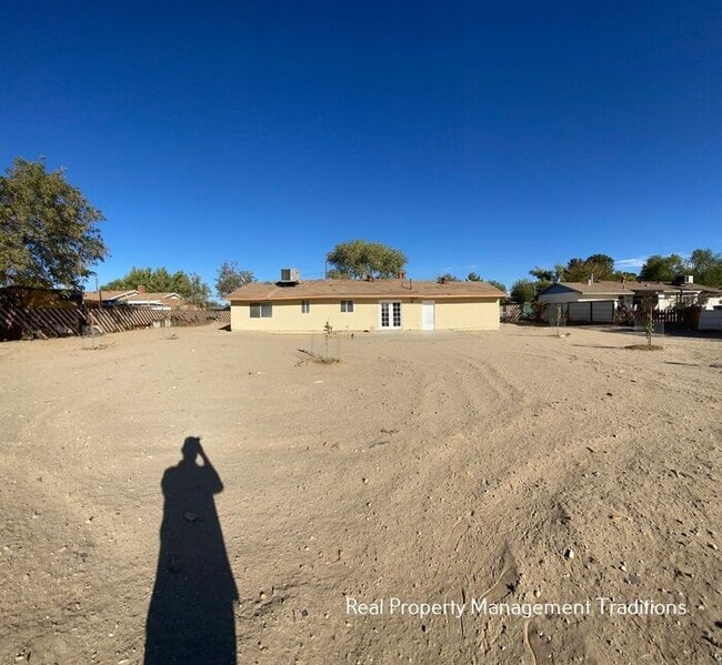 Building Photo - Lake Los Angeles 3 + 2 with HUGE yard!