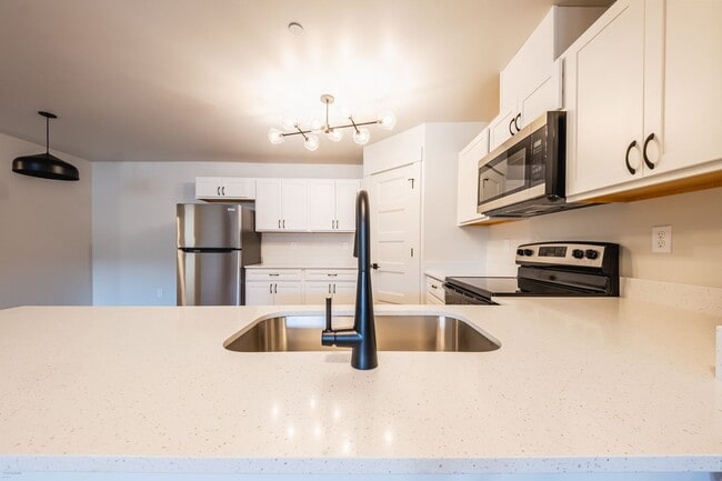 Primary Photo - 2 bed 1 bath FIRST MONTH RENT FREE New Apa...