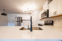 Building Photo - 2 bed 1 bath top floor unit (FIRST MONTH R...