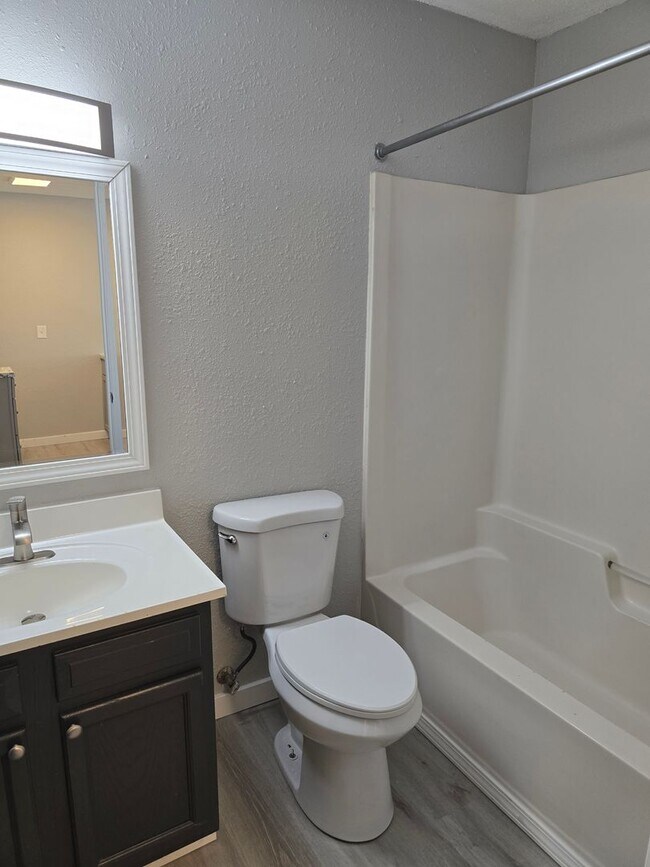 Building Photo - 1 Bedroom 1 Bathroom Apartment!