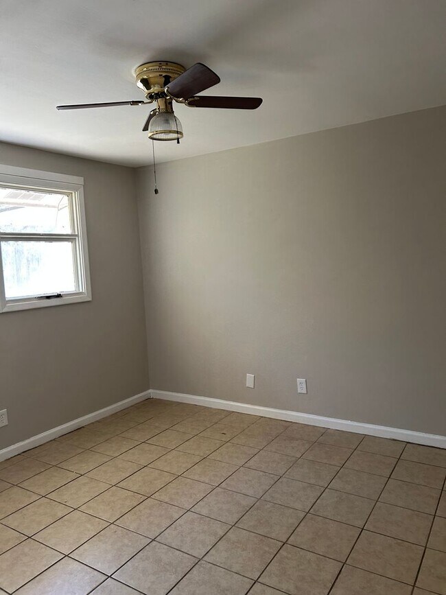 Building Photo - South side home