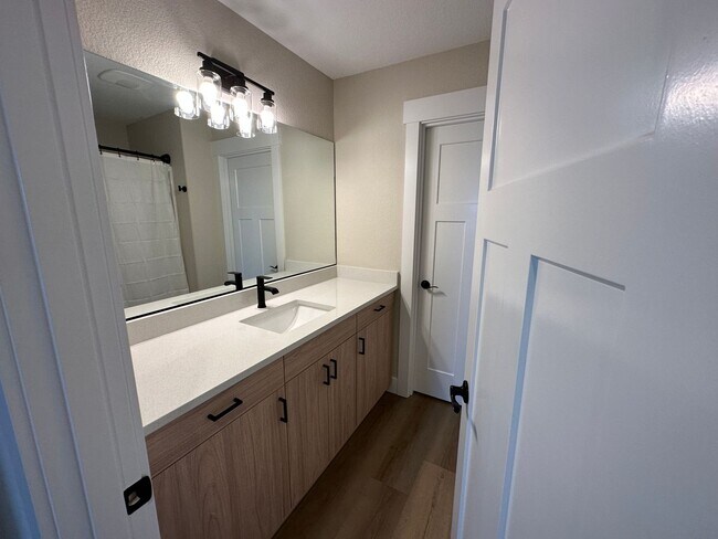 Building Photo - 616
